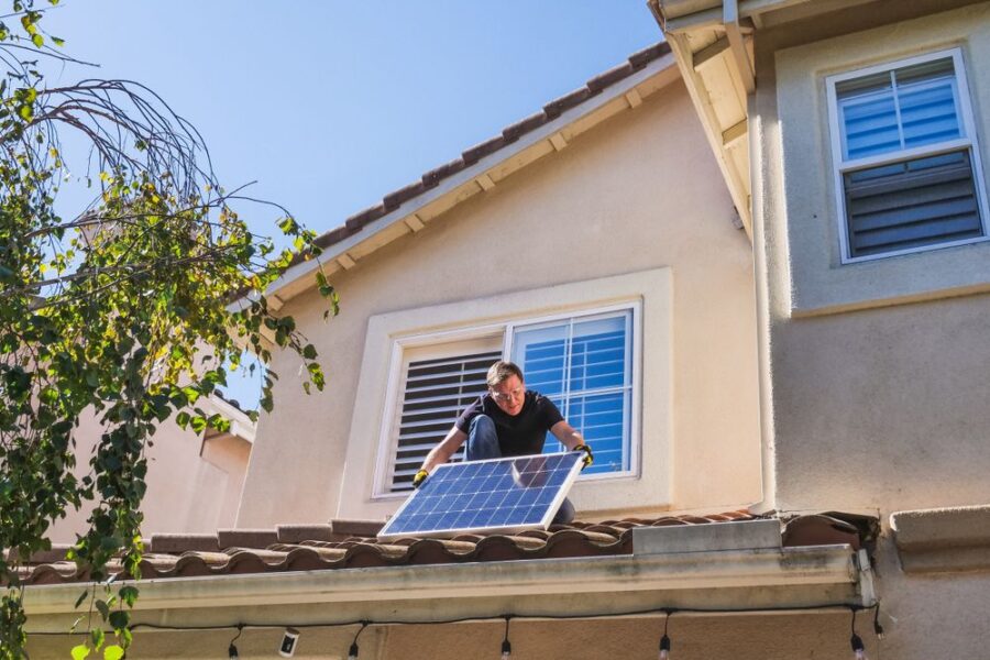 Impianto fotovoltaico residenziale durante un controllo sul tetto