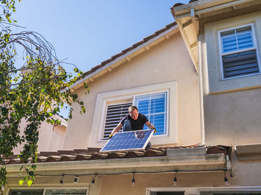 Impianto fotovoltaico residenziale durante un controllo sul tetto