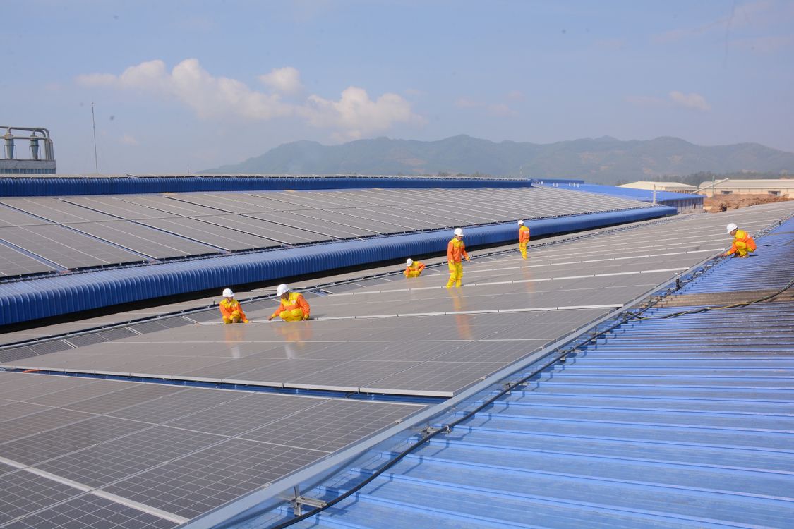 Installazione professionale di pannelli fotovoltaici su una copertura