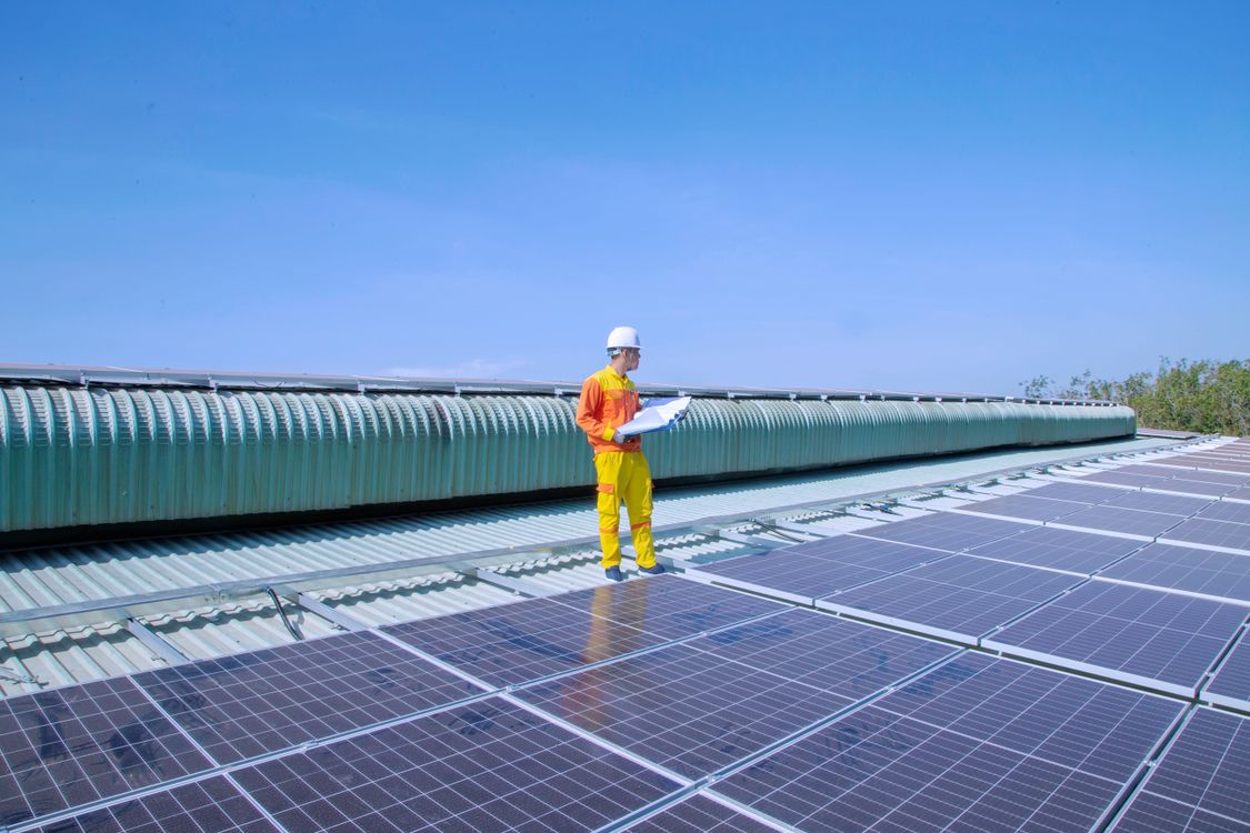 Tecnico che verifica un impianto fotovoltaico installato su una copertura