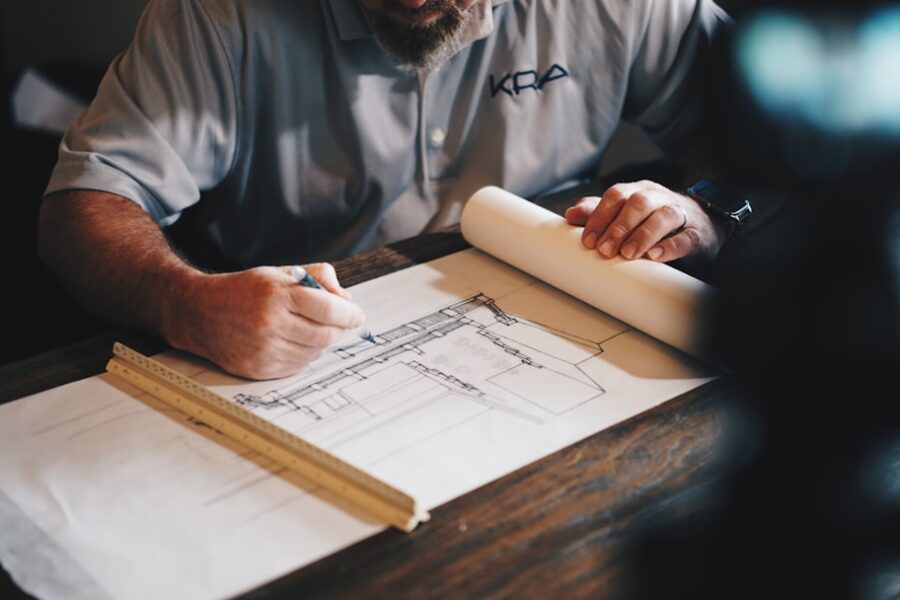 Professionista tecnico al lavoro su un progetto e disegni di costruzione