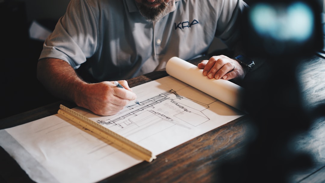 Professionista tecnico al lavoro su un progetto e disegni di costruzione