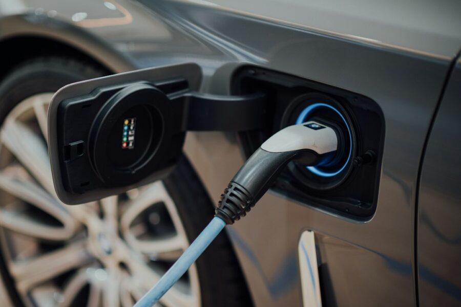 Auto elettrica in ricarica, immagine illustrativa per capacità e garanzia della batteria