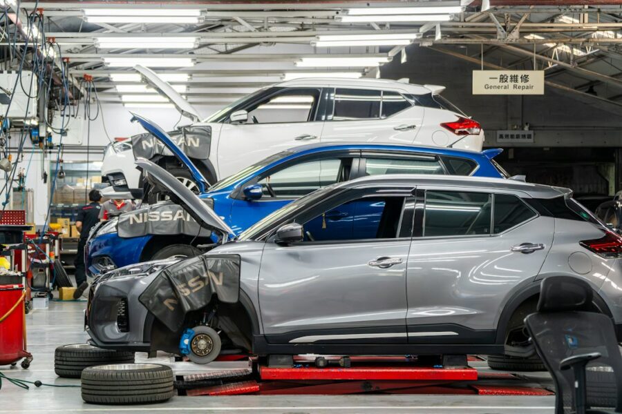 Auto ibrida in officina per controllo della batteria