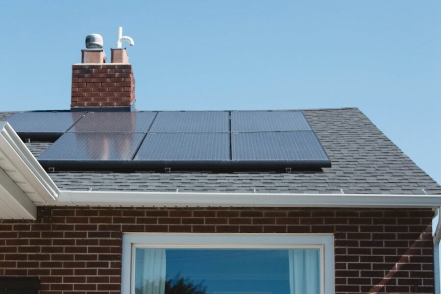 Casa con impianto fotovoltaico sul tetto