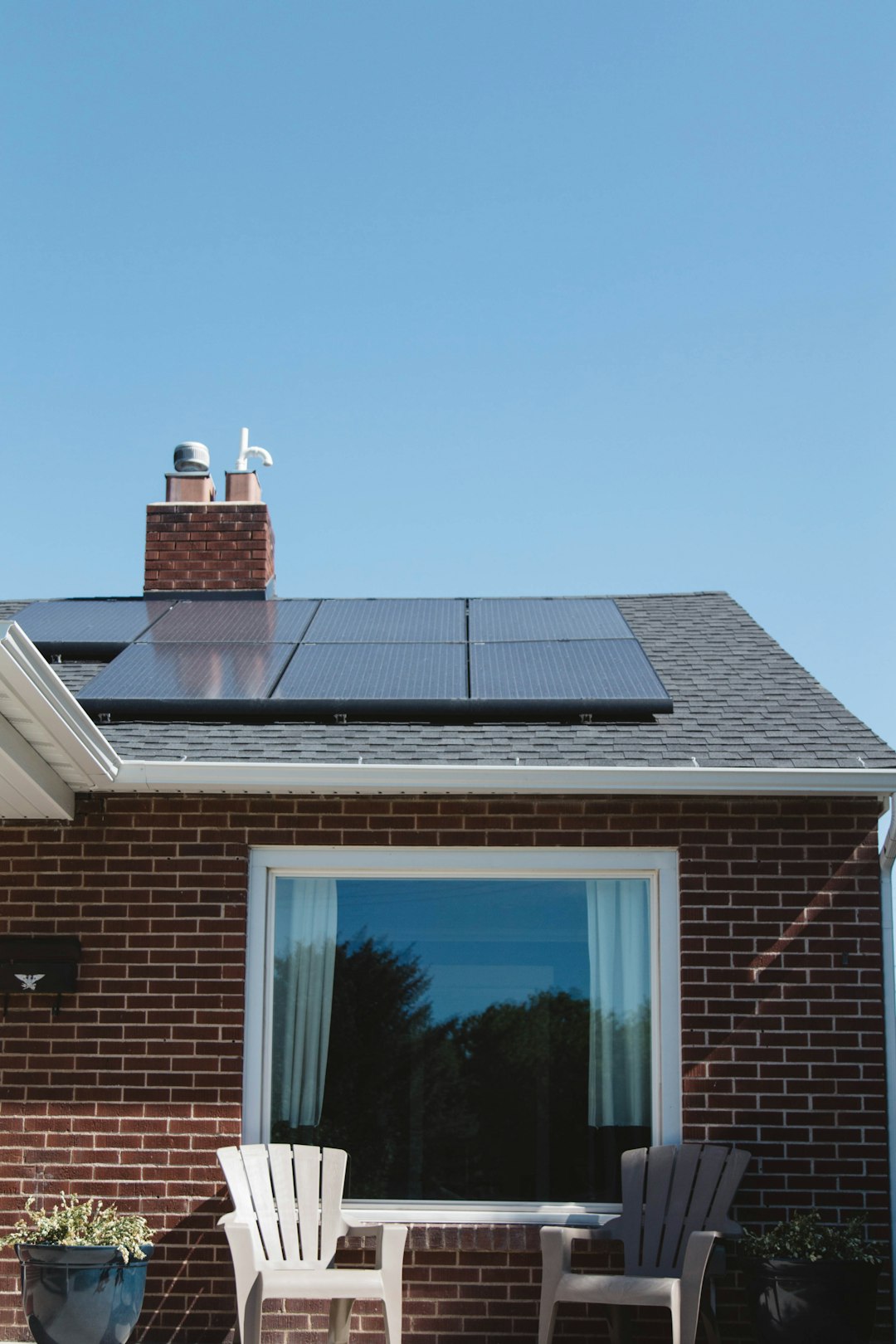 Impianto fotovoltaico su abitazione durante la verifica dei numeri di serie di pannelli, inverter e batteria