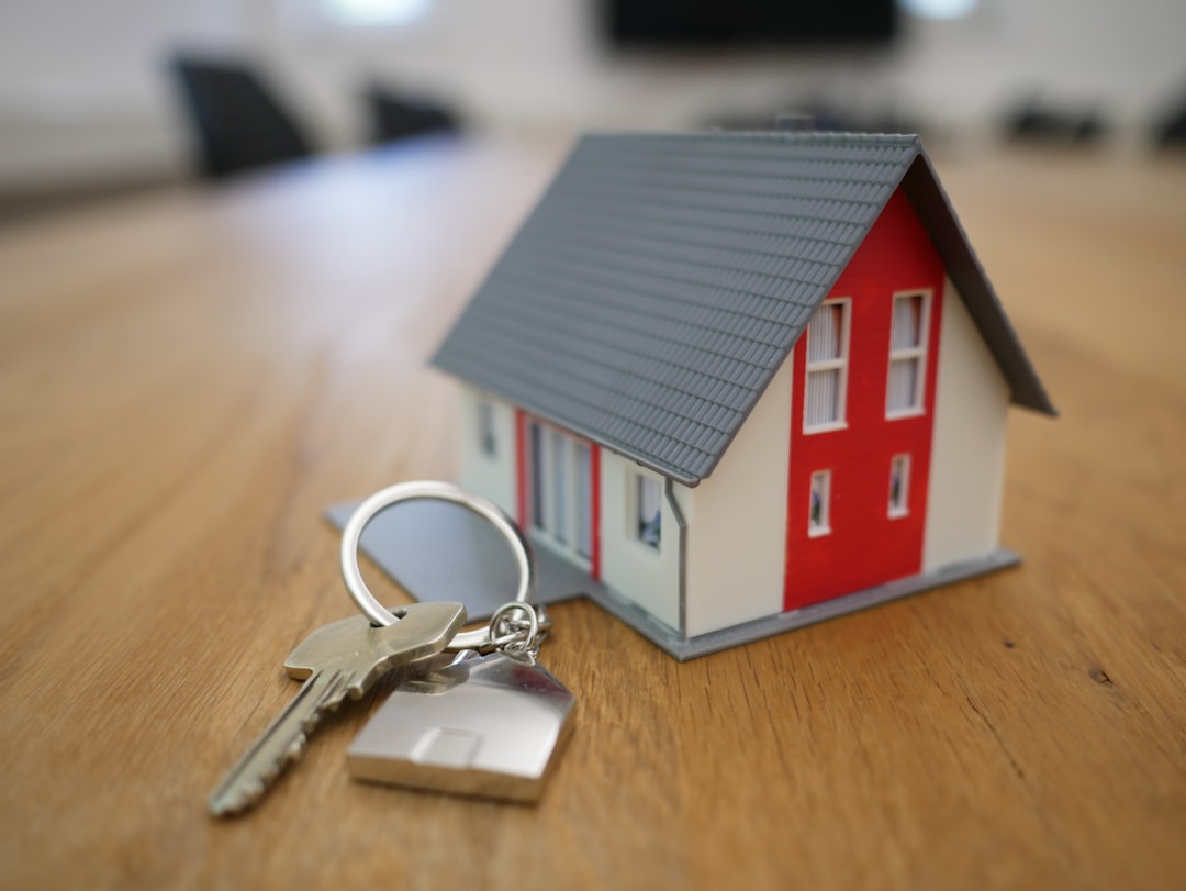 Chiavi di un appartamento e miniatura di una casa, immagine relativa al deposito cauzionale di locazione