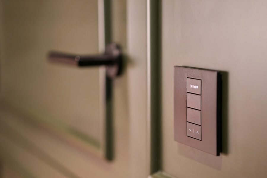 Comando domotico in un'abitazione con impianto smart home