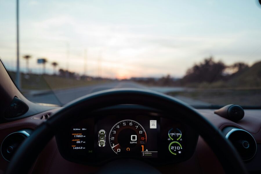 Cruscotto digitale di automobile, immagine illustrativa per aggiornamenti software auto