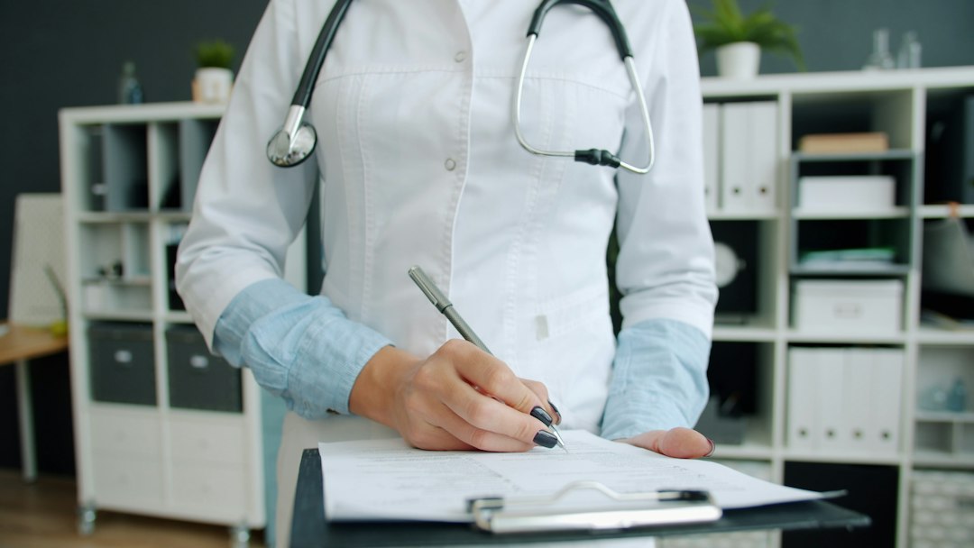 Documentazione medica e pratica di rimborso per polizza sanitaria con pre-autorizzazione