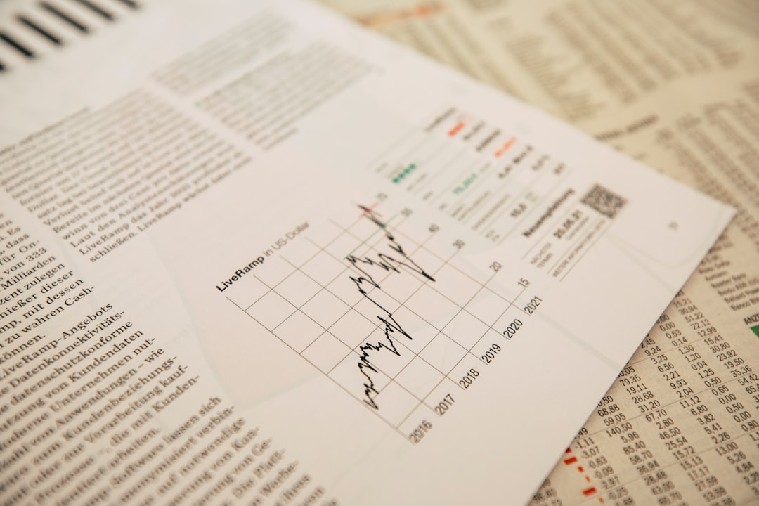 Documenti di un fondo e grafici per confrontare commissioni di performance, benchmark e high-water mark