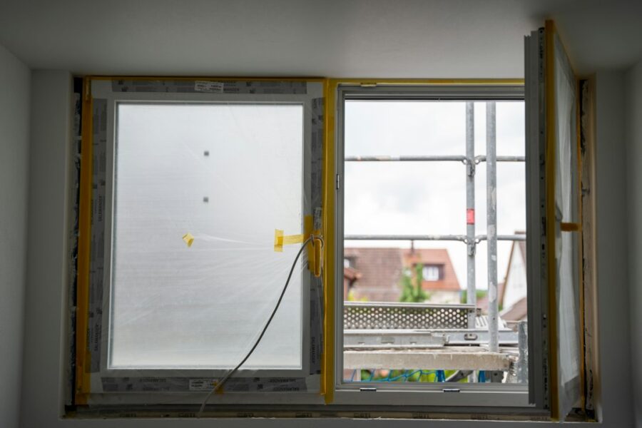 Installazione di serramenti durante lavori in casa, immagine illustrativa per fornitura finanziata non completata