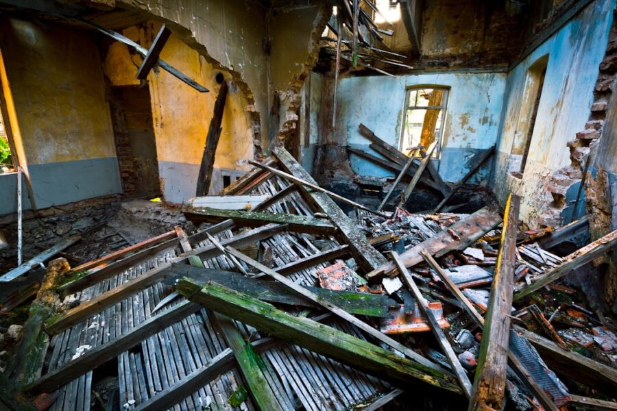 Interno di un edificio danneggiato da un incendio