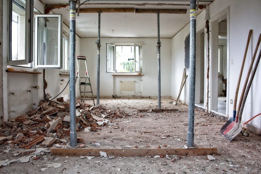 Interno di una casa durante lavori di ristrutturazione con materiali e detriti
