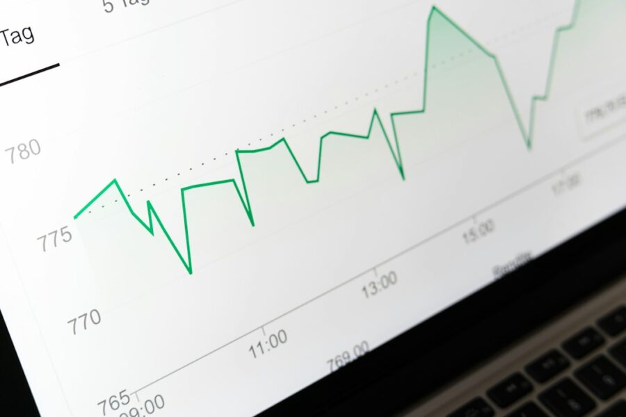 Laptop con grafici e dati di un investimento finanziario