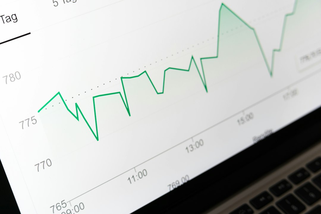 Laptop con grafici e dati di un investimento finanziario