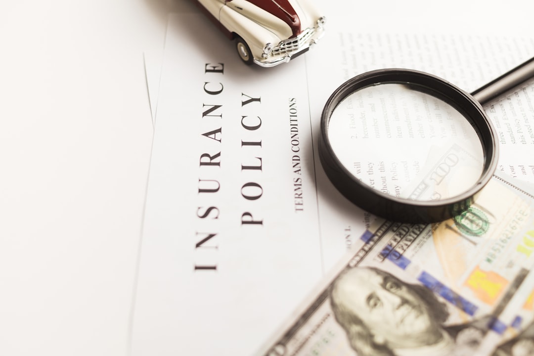 Lente di ingrandimento su un contratto per verificare una clausola assicurativa