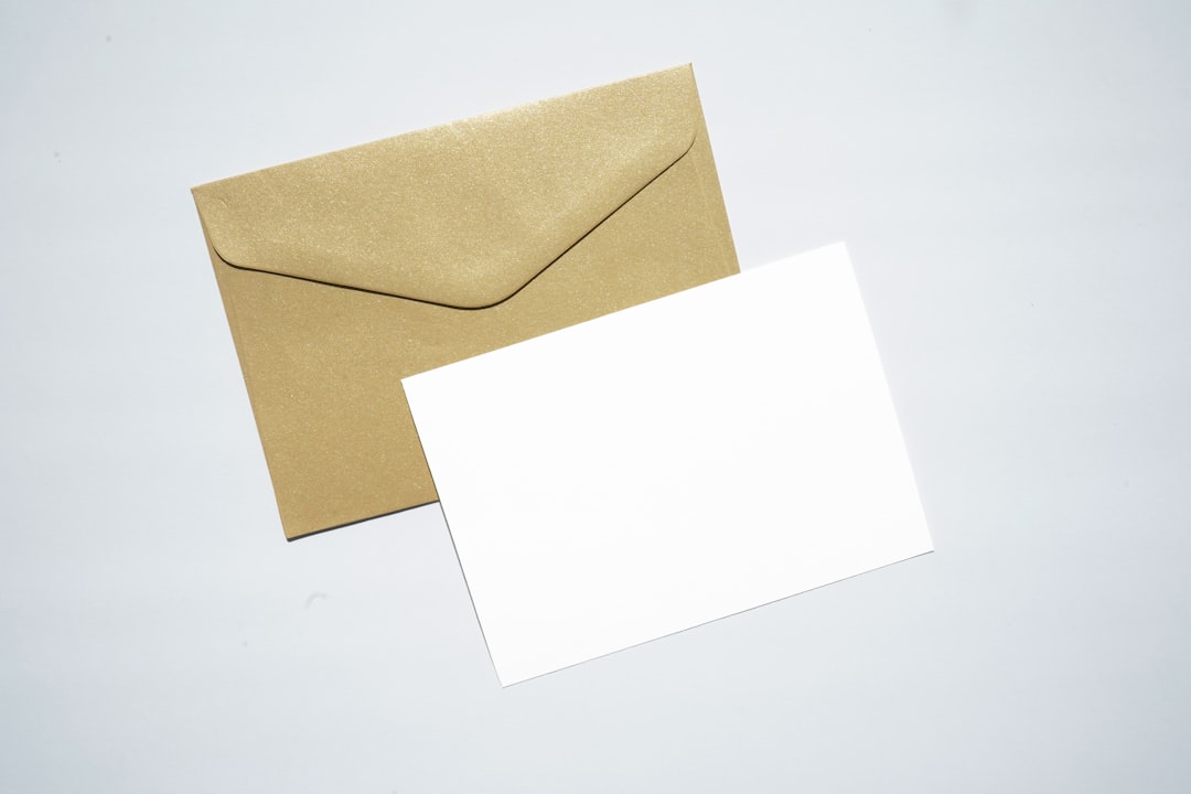 Lettera formale e busta, immagine relativa a una diffida