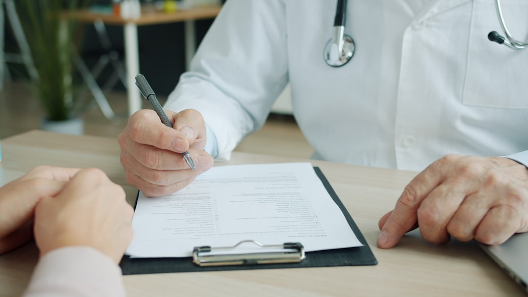 Medico che compila la documentazione sanitaria dopo un incidente stradale