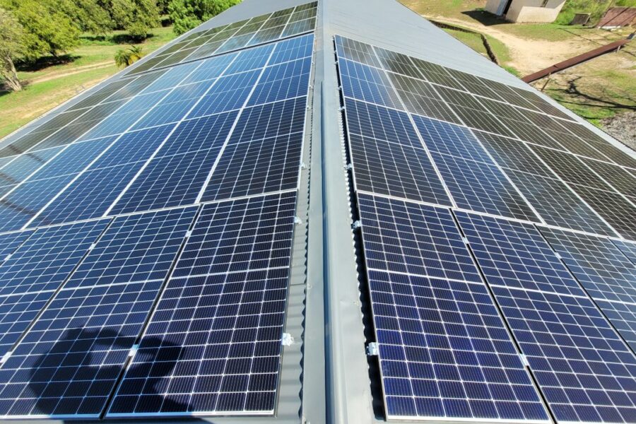 Moduli fotovoltaici installati su tetto, immagine illustrativa