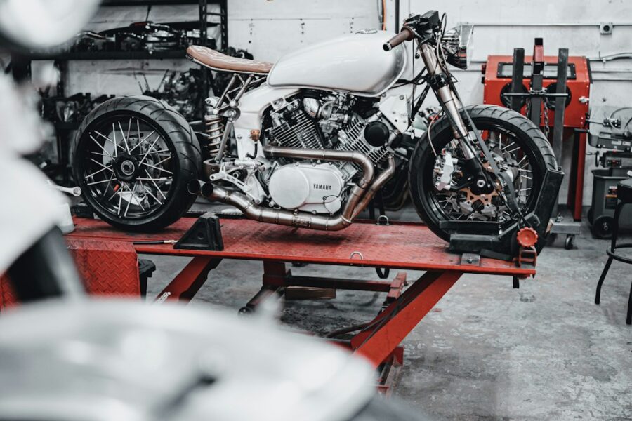 Moto in garage, immagine illustrativa per scarico o centralina modificati su moto usata