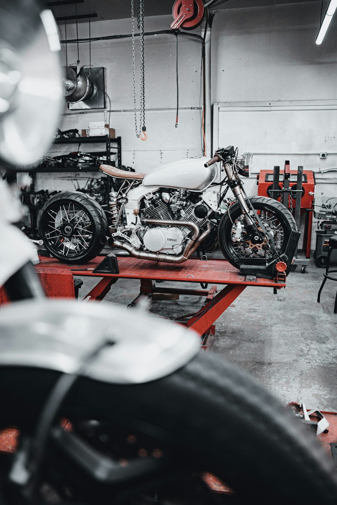 Moto in garage, immagine illustrativa per scarico o centralina modificati su moto usata