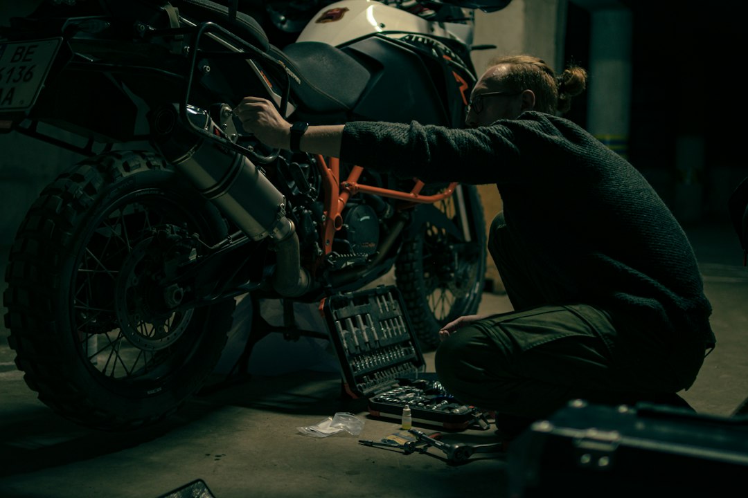 Moto in officina per guasti ripetuti e verifica di un difetto di sicurezza