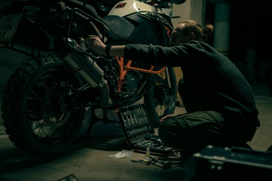 Moto usata in officina durante una verifica tecnica del telaio