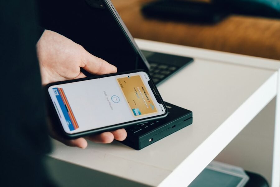 Pagamento digitale da smartphone, immagine illustrativa per trading P2P e criptovalute