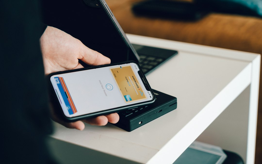 Pagamento digitale da smartphone, immagine illustrativa per trading P2P e criptovalute