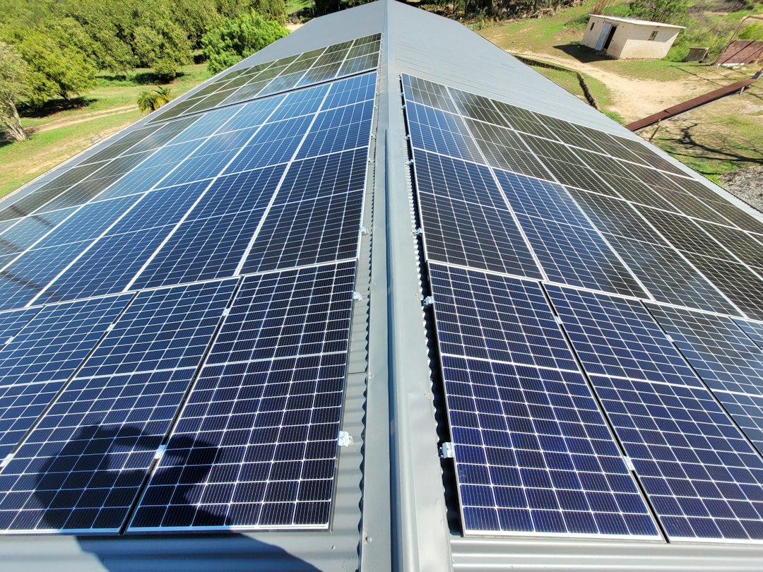 Pannelli fotovoltaici installati su copertura residenziale