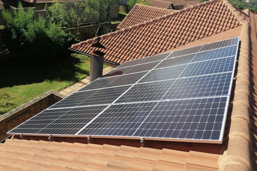 Pannelli fotovoltaici installati sul tetto di un'abitazione