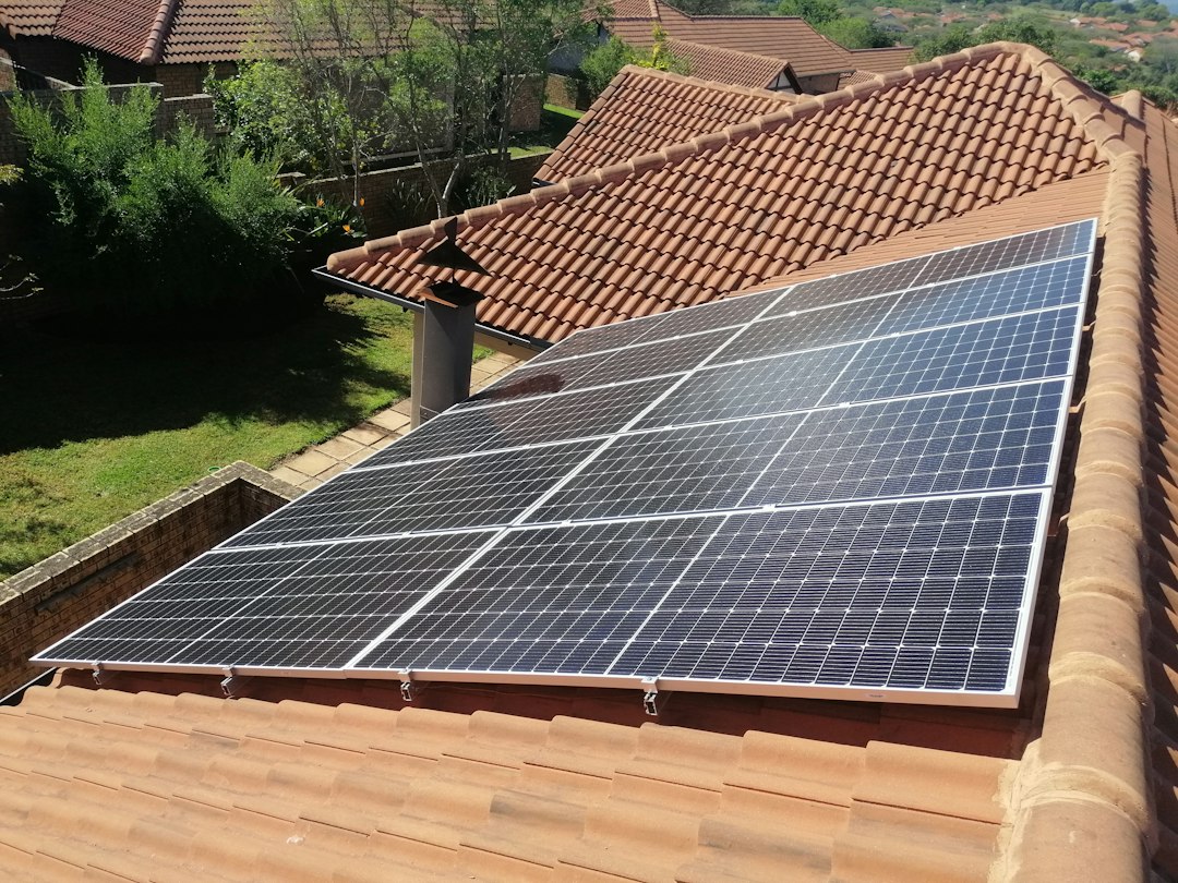 Pannelli fotovoltaici installati sul tetto di un'abitazione