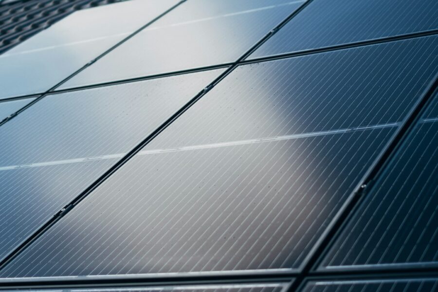 Pannelli fotovoltaici su un edificio per verificare garanzie di prodotto e rendimento