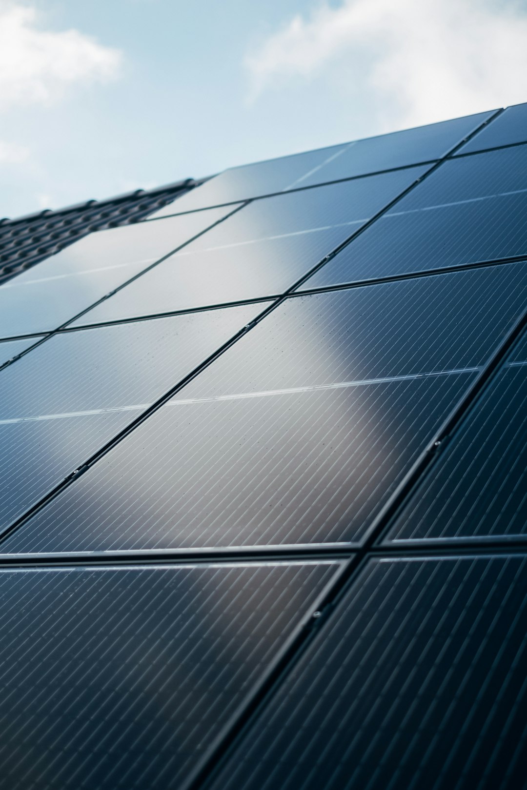 Pannelli fotovoltaici su un edificio per verificare garanzia di prodotto e garanzia di rendimento