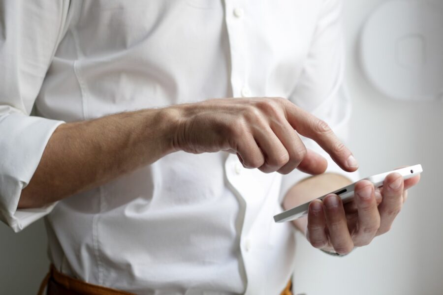Persona che consulta contenuti online sullo smartphone