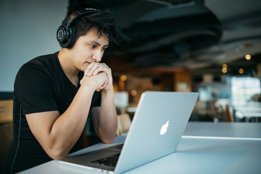 Persona che segue un corso online al computer