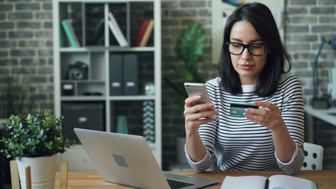 Persona che usa lo smartphone per operazioni bancarie online