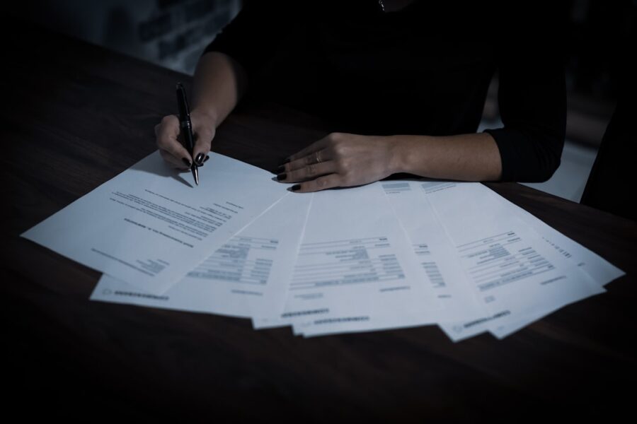 Persona che verifica documenti relativi a debiti e pignoramento