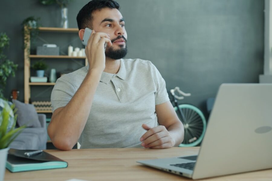 Persona preoccupata durante una telefonata relativa a una richiesta di pagamento
