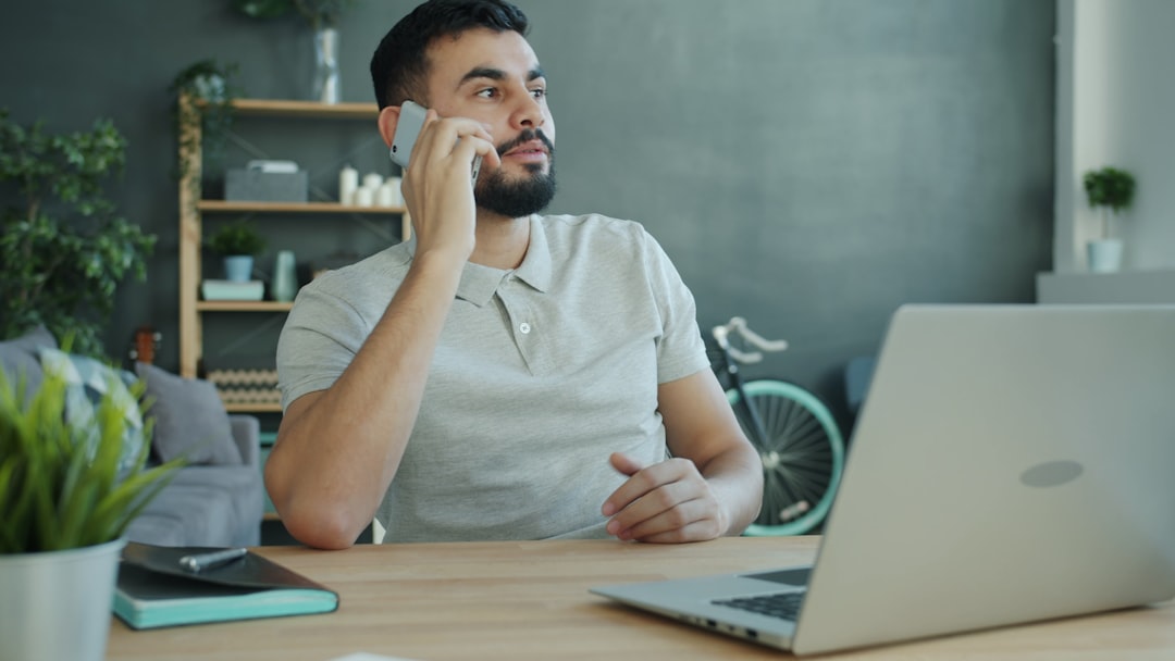 Persona preoccupata durante una telefonata relativa a una richiesta di pagamento