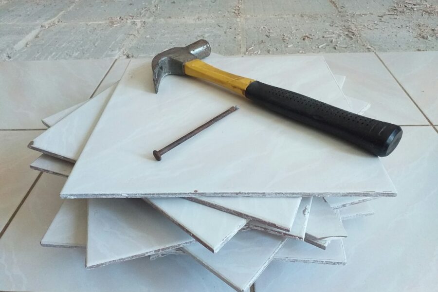 Piastrelle e attrezzi durante lavori di posa e ristrutturazione