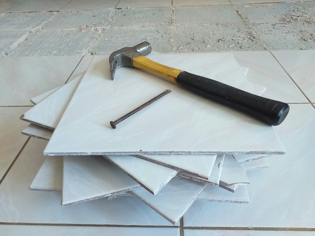 Piastrelle e attrezzi durante lavori di posa e ristrutturazione