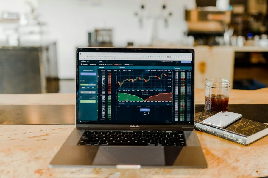 Piattaforma di trading su computer, immagine illustrativa