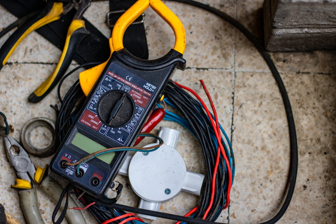 Pinza amperometrica e strumenti di misura, immagine illustrativa per monitoraggio fotovoltaico errato