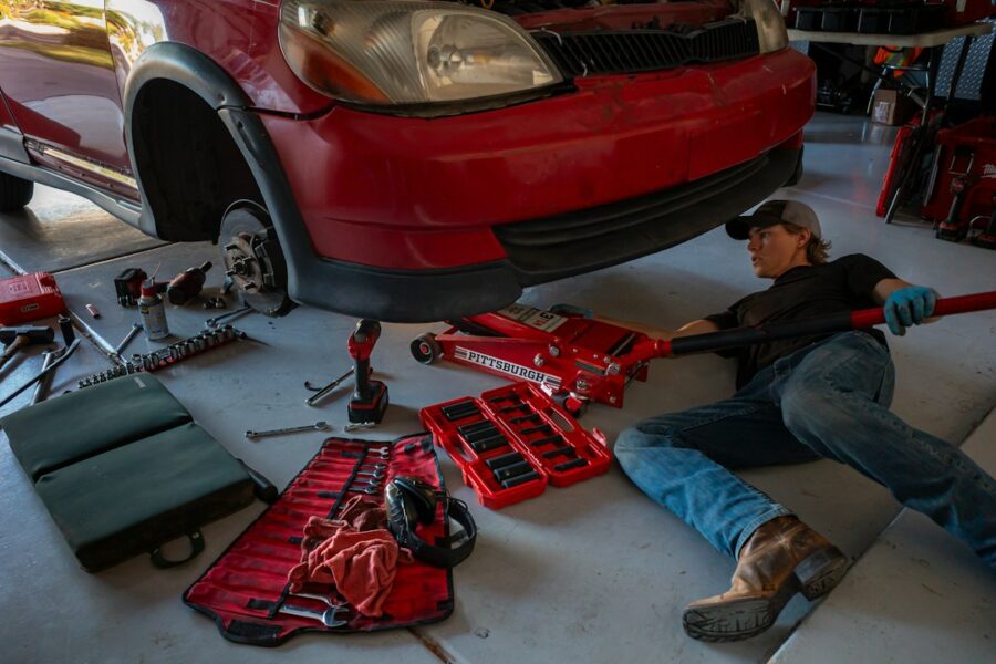 Riparazione di un'auto in carrozzeria dopo un sinistro assicurativo