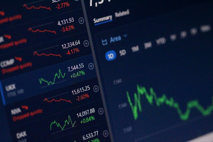 Schermata con grafici di trading, immagine illustrativa per classificazione cliente professionale e leva nei CFD