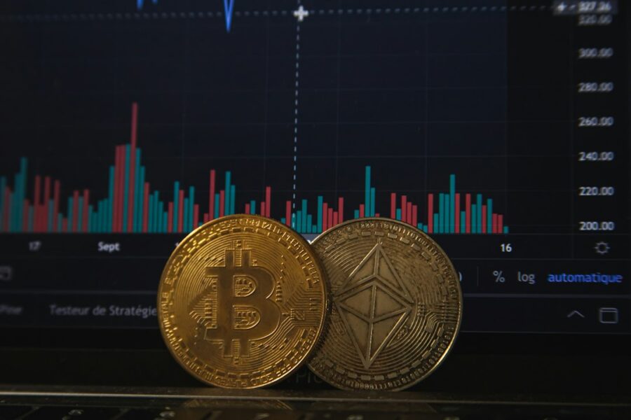 Schermata di trading e criptovalute su laptop