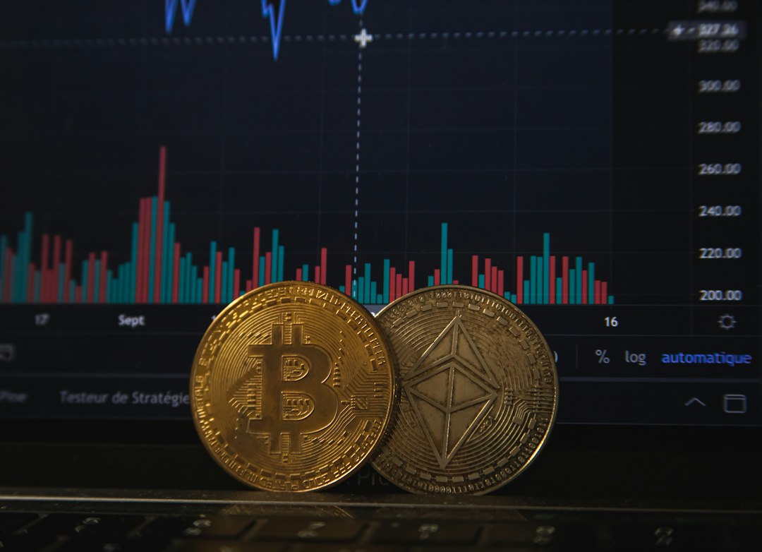 Schermata di trading e criptovalute su laptop