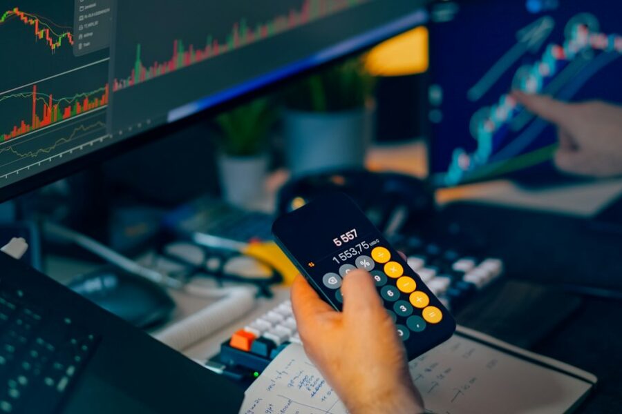 Schermi con grafici finanziari durante una verifica su operazioni di trading